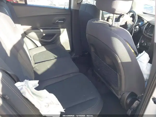 3GNCJKSB1KL135733 2019 CHEVROLET TRAX - Image 8