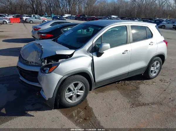 3GNCJKSB1KL255340 2019 CHEVROLET TRAX - Image 2