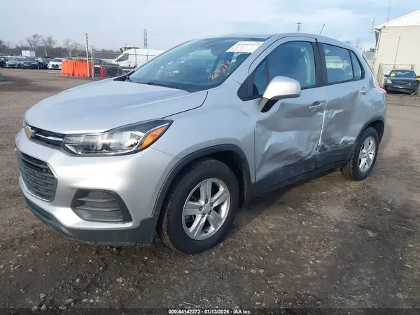 3GNCJKSB1LL128783 2020 CHEVROLET TRAX - Image 2