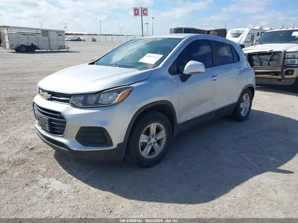 3GNCJKSB1LL231587 2020 CHEVROLET TRAX - Image 2