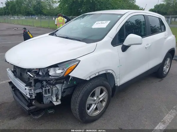 3GNCJKSB1LL304974 2020 CHEVROLET TRAX - Image 2