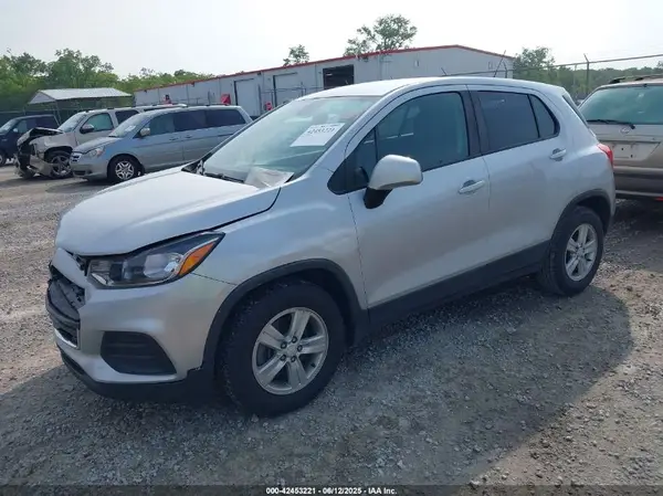 3GNCJKSB1LL334122 2020 CHEVROLET TRAX - Image 2