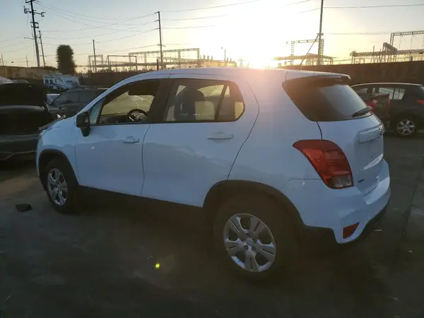 3GNCJKSB2JL237296 2018 CHEVROLET TRAX - Image 2