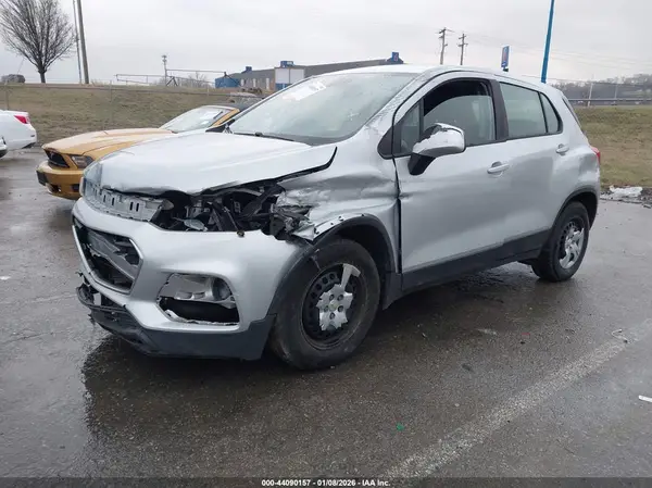 3GNCJKSB2JL287437 2018 CHEVROLET TRAX - Image 2
