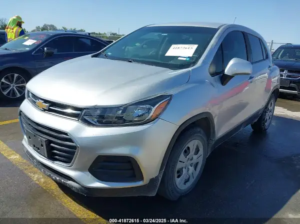 3GNCJKSB2JL308674 2018 CHEVROLET TRAX - Image 2