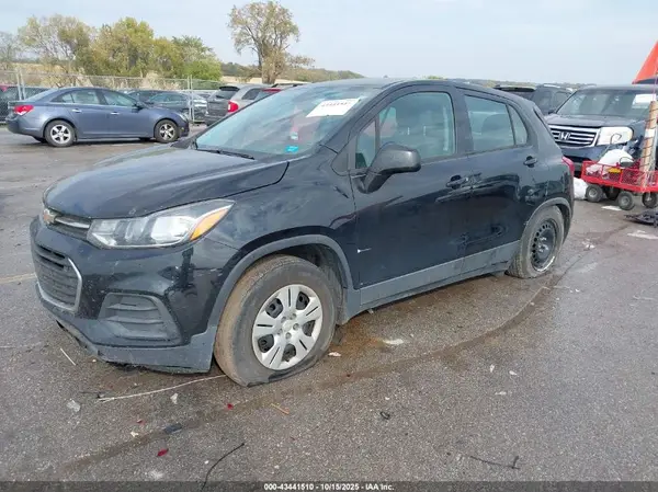 3GNCJKSB2JL335339 2018 CHEVROLET TRAX - Image 2