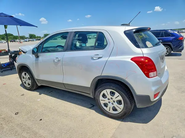 3GNCJKSB2KL131853 2019 CHEVROLET TRAX - Image 2