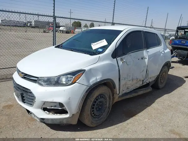3GNCJKSB2KL171169 2019 CHEVROLET TRAX - Image 2