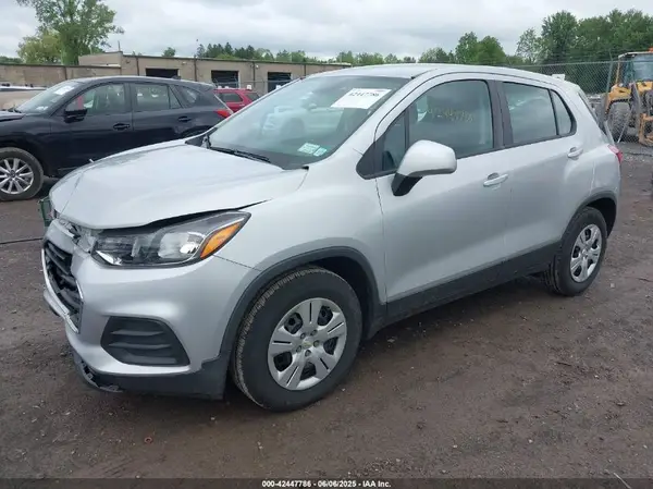 3GNCJKSB2KL184052 2019 CHEVROLET TRAX - Image 2