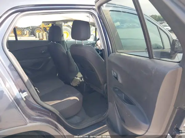 3GNCJKSB2KL218586 2019 CHEVROLET TRAX - Image 8