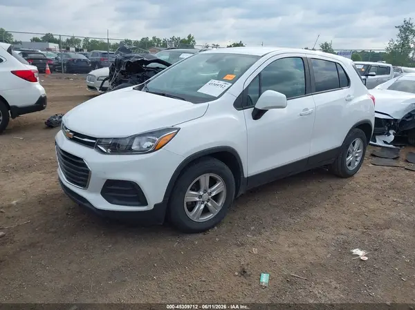 3GNCJKSB2KL230348 2019 CHEVROLET TRAX - Image 2