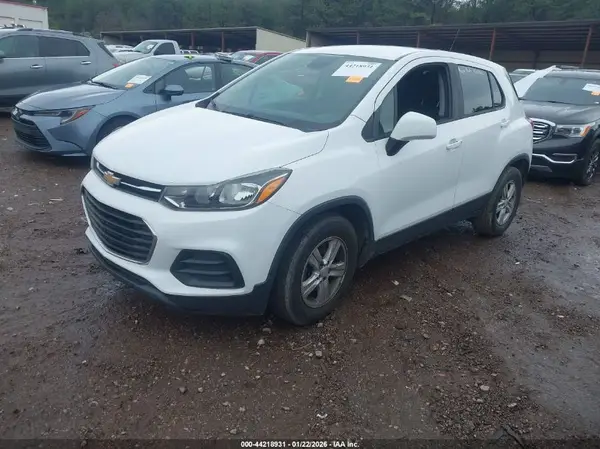 3GNCJKSB2KL239051 2019 CHEVROLET TRAX - Image 2
