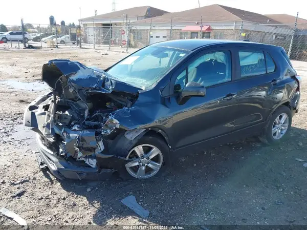 3GNCJKSB2KL256917 2019 CHEVROLET TRAX - Image 2