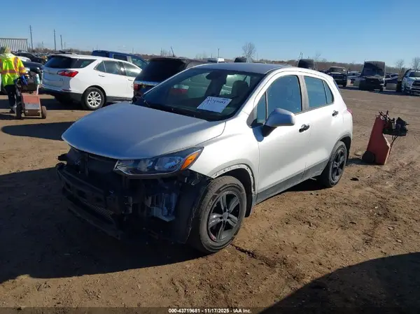 3GNCJKSB2KL293207 2019 CHEVROLET TRAX - Image 2