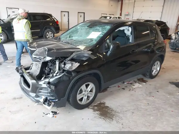 3GNCJKSB2KL319157 2019 CHEVROLET TRAX - Image 2