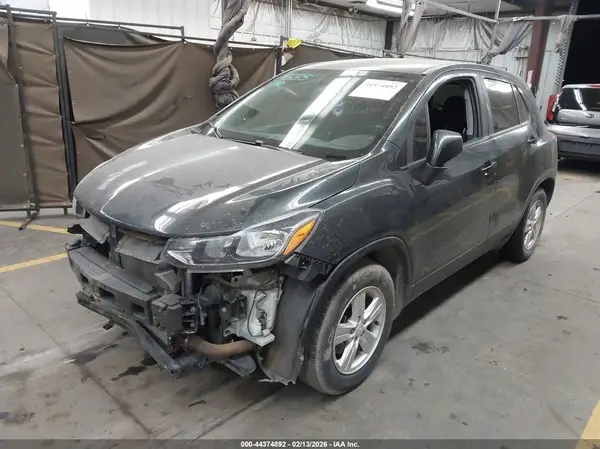 3GNCJKSB2KL327498 2019 CHEVROLET TRAX - Image 2