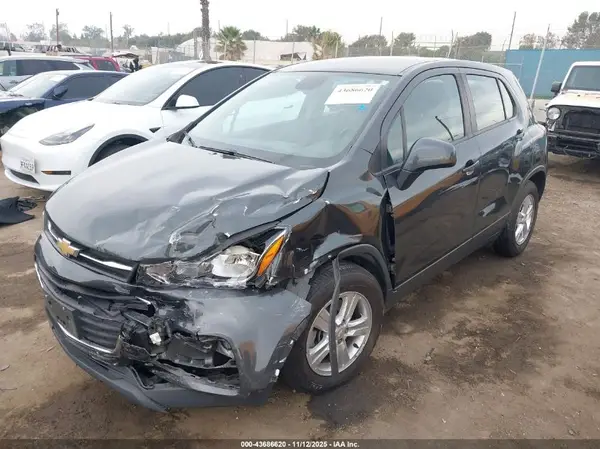 3GNCJKSB2KL328201 2019 CHEVROLET TRAX - Image 2