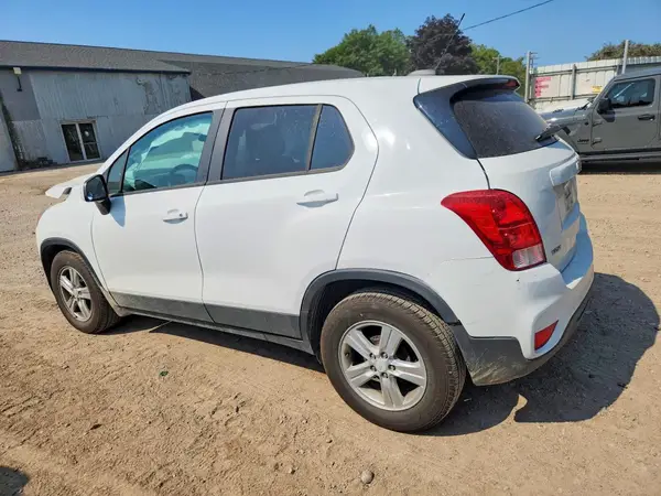 3GNCJKSB2KL332944 2019 CHEVROLET TRAX - Image 2