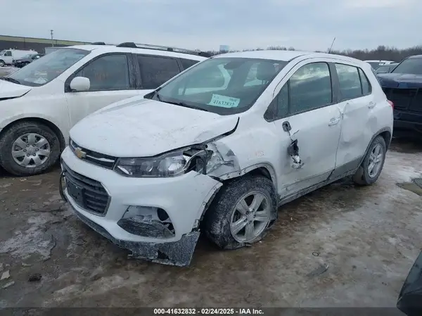 3GNCJKSB2KL370576 2019 CHEVROLET TRAX - Image 2