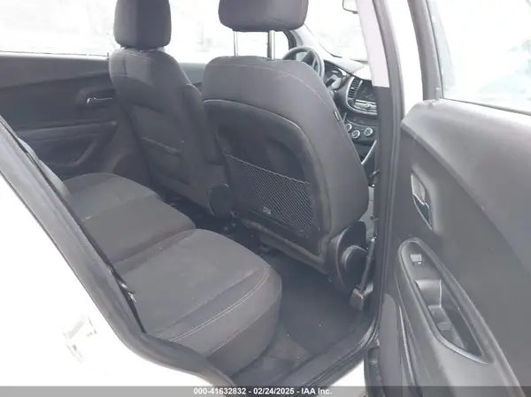 3GNCJKSB2KL370576 2019 CHEVROLET TRAX - Image 8