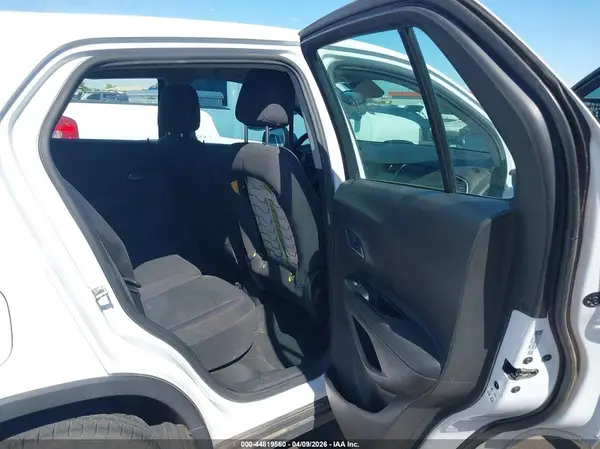 3GNCJKSB2KL402085 2019 CHEVROLET TRAX - Image 8