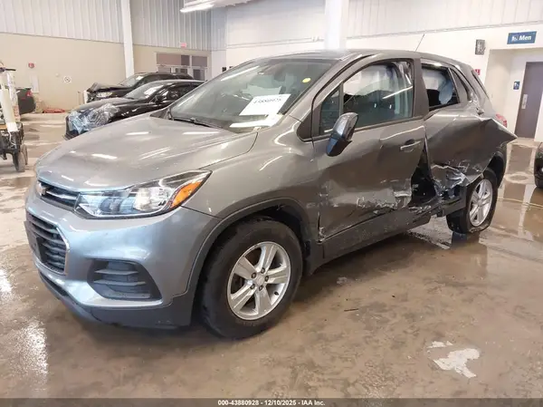 3GNCJKSB2LL173876 2020 CHEVROLET TRAX - Image 2