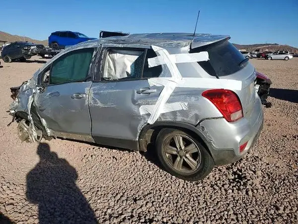 3GNCJKSB2LL201286 2020 CHEVROLET TRAX - Image 2
