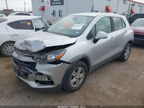 3GNCJKSB2LL206911 2020 CHEVROLET TRAX - Image 2