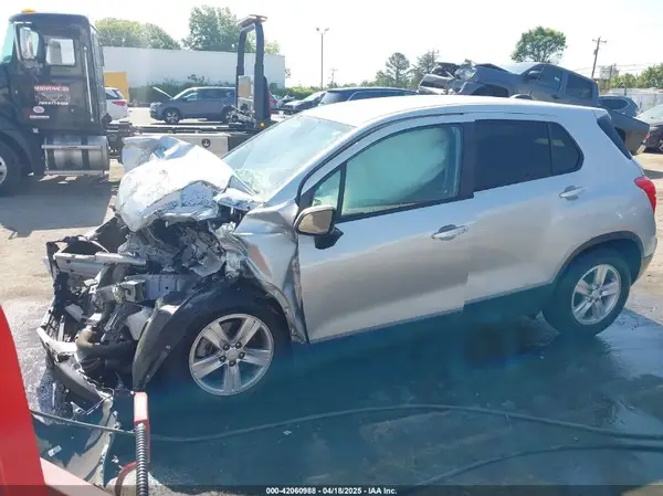 3GNCJKSB2LL211624 2020 CHEVROLET TRAX - Image 2