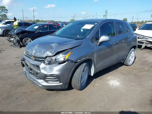 3GNCJKSB2LL217102 2020 CHEVROLET TRAX - Image 2