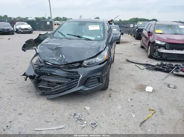 3GNCJKSB2LL229704 2020 CHEVROLET TRAX - Image 2