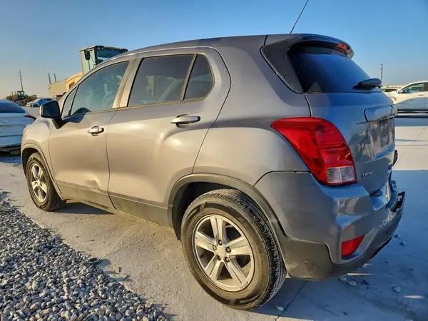 3GNCJKSB2LL263125 2020 CHEVROLET TRAX - Image 2