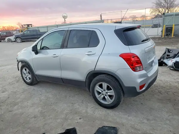 3GNCJKSB2LL285707 2020 CHEVROLET TRAX - Image 2