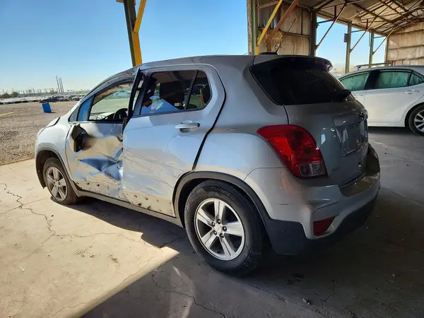 3GNCJKSB2LL285948 2020 CHEVROLET TRAX - Image 2