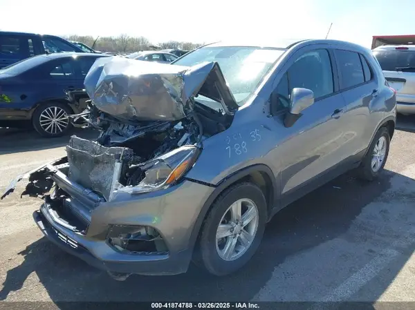 3GNCJKSB2LL303736 2020 CHEVROLET TRAX - Image 2