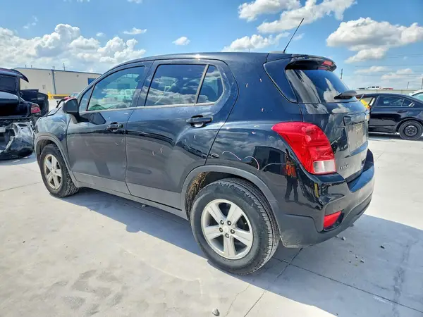 3GNCJKSB2LL325817 2020 CHEVROLET TRAX - Image 2