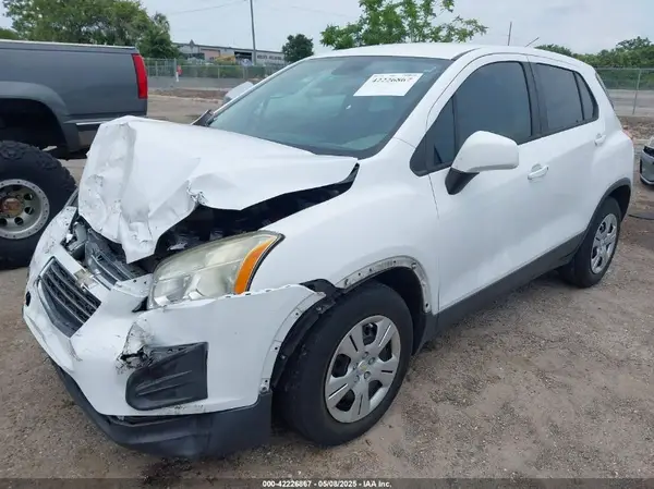 3GNCJKSB3GL267206 2016 CHEVROLET TRAX - Image 2
