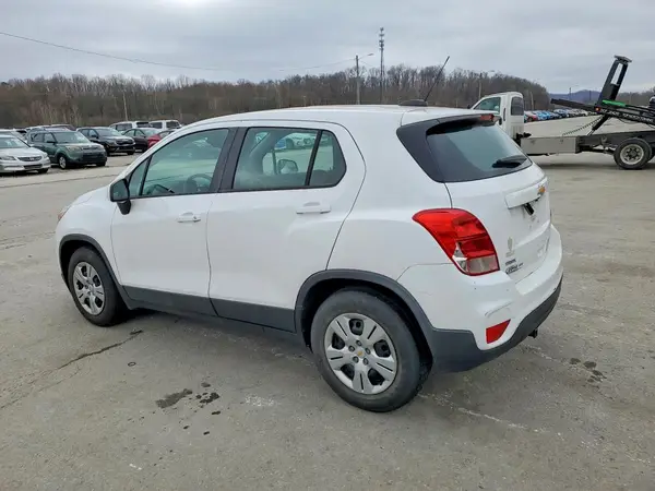 3GNCJKSB3JL308103 2018 CHEVROLET TRAX - Image 2
