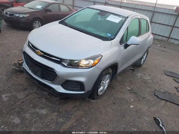 3GNCJKSB3KL260541 2019 CHEVROLET TRAX - Image 2