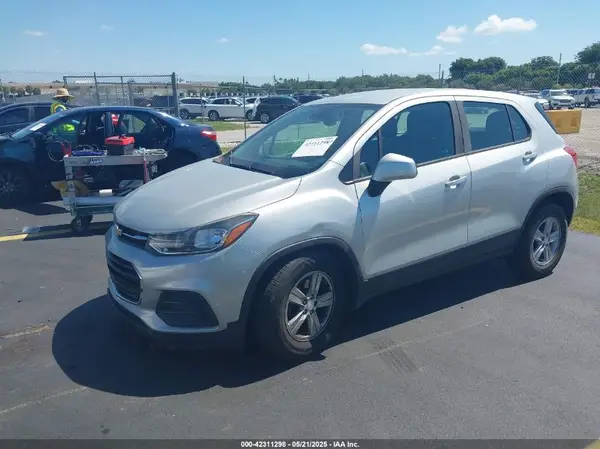 3GNCJKSB3KL332144 2019 CHEVROLET TRAX - Image 2