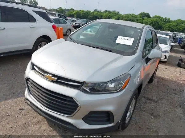 3GNCJKSB3KL403889 2019 CHEVROLET TRAX - Image 2