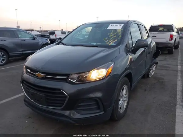 3GNCJKSB3LL186300 2020 CHEVROLET TRAX - Image 2