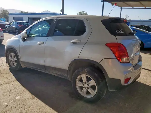 3GNCJKSB3LL213513 2020 CHEVROLET TRAX - Image 2