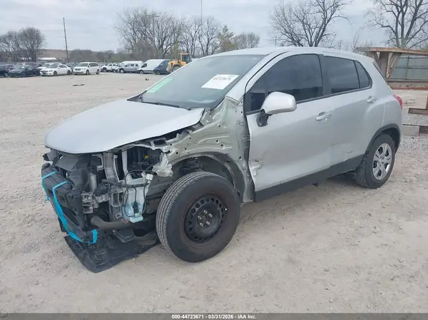 3GNCJKSB4HL194851 2017 CHEVROLET TRAX - Image 2