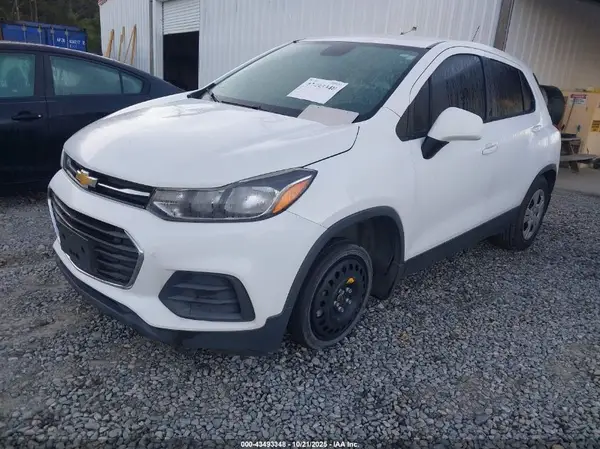 3GNCJKSB4HL279592 2017 CHEVROLET TRAX - Image 2