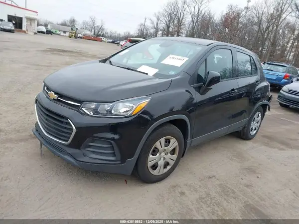 3GNCJKSB4JL245335 2018 CHEVROLET TRAX - Image 2