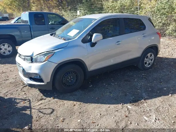 3GNCJKSB4JL247442 2018 CHEVROLET TRAX - Image 2