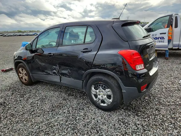 3GNCJKSB4JL352871 2018 CHEVROLET TRAX - Image 2