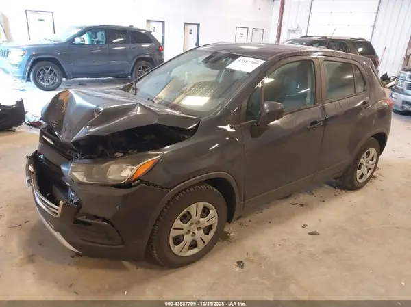 3GNCJKSB4JL377401 2018 CHEVROLET TRAX - Image 2
