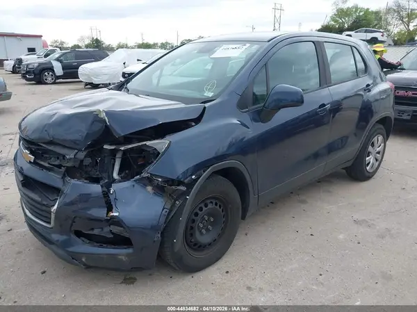 3GNCJKSB4JL385563 2018 CHEVROLET TRAX - Image 2